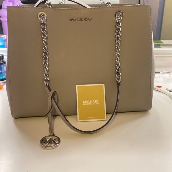 Michael Kors bag my mom never used it brand new just trying to get rid of - Picture 2 of 6